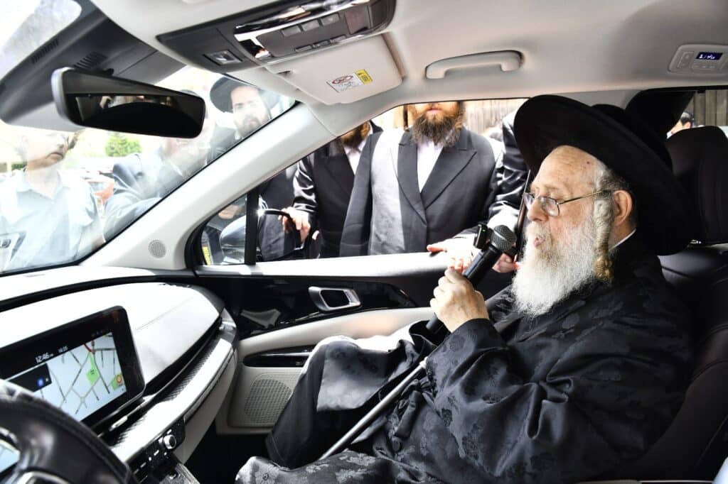 קדיש קורע לב: אלפים ליוו למנוחות את הרבנית ממעז'יבוז'