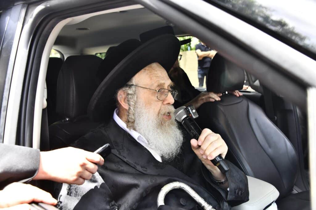 קדיש קורע לב: אלפים ליוו למנוחות את הרבנית ממעז'יבוז'