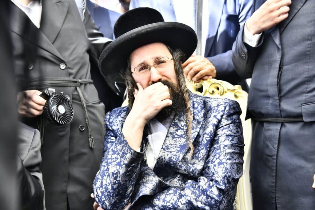 קדיש קורע לב: אלפים ליוו למנוחות את הרבנית ממעז'יבוז'