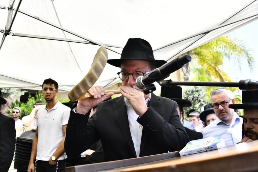 קדיש קורע לב: אלפים ליוו למנוחות את הרבנית ממעז'יבוז'