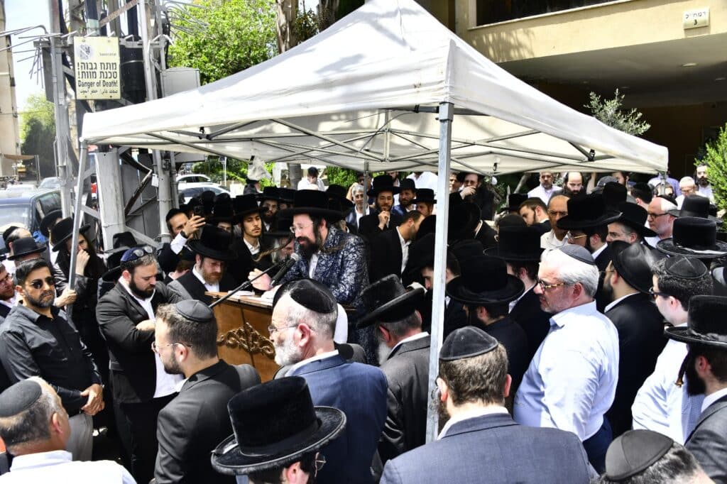 קדיש קורע לב: אלפים ליוו למנוחות את הרבנית ממעז'יבוז'