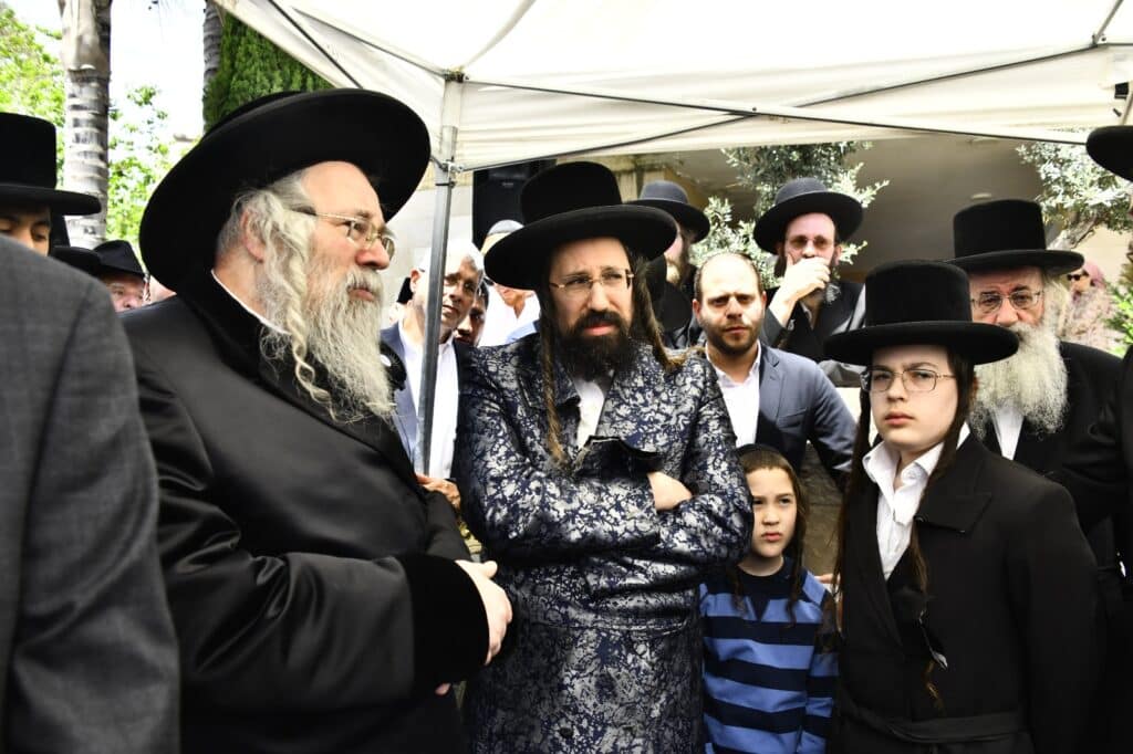 קדיש קורע לב: אלפים ליוו למנוחות את הרבנית ממעז'יבוז'