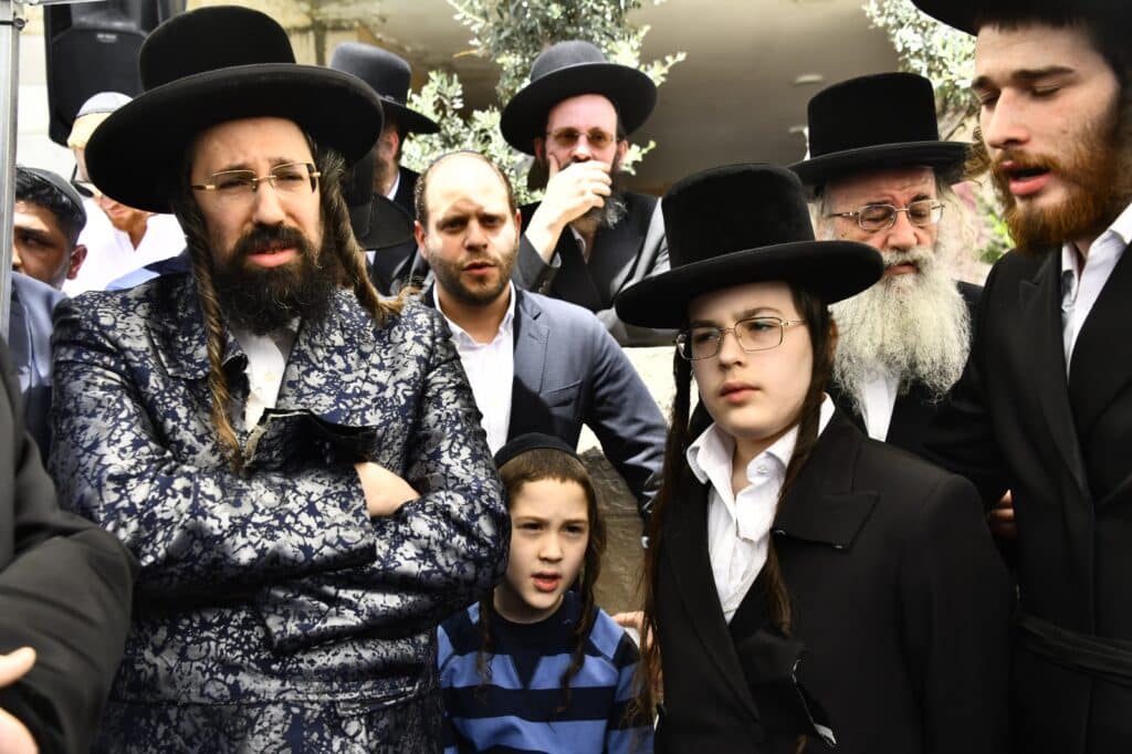 קדיש קורע לב: אלפים ליוו למנוחות את הרבנית ממעז'יבוז'