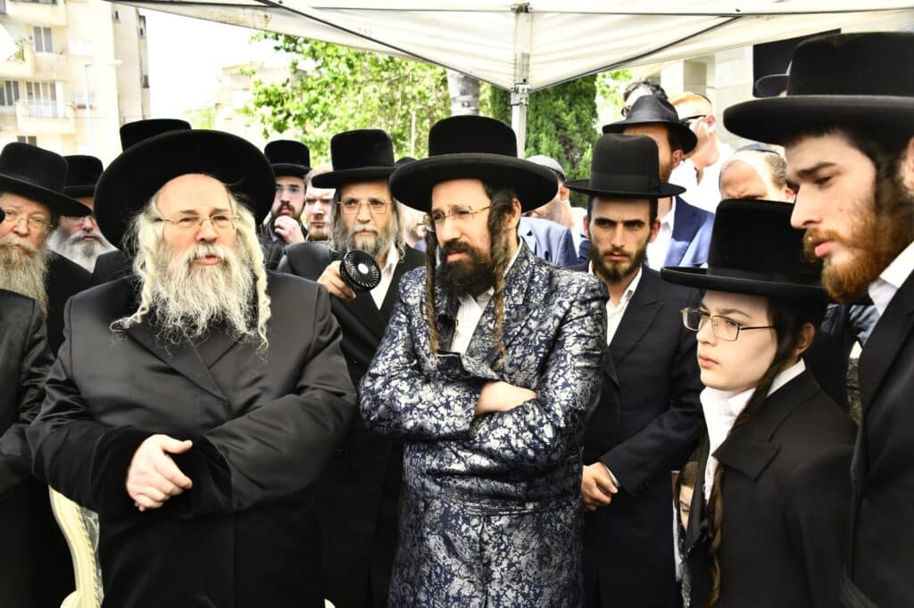 קדיש קורע לב: אלפים ליוו למנוחות את הרבנית ממעז'יבוז'