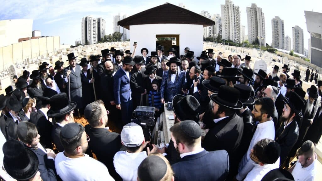 קדיש קורע לב: אלפים ליוו למנוחות את הרבנית ממעז'יבוז'