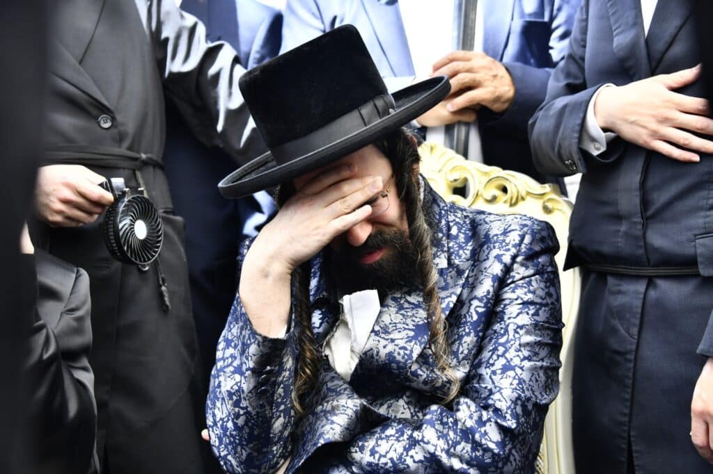 קדיש קורע לב: אלפים ליוו למנוחות את הרבנית ממעז'יבוז'