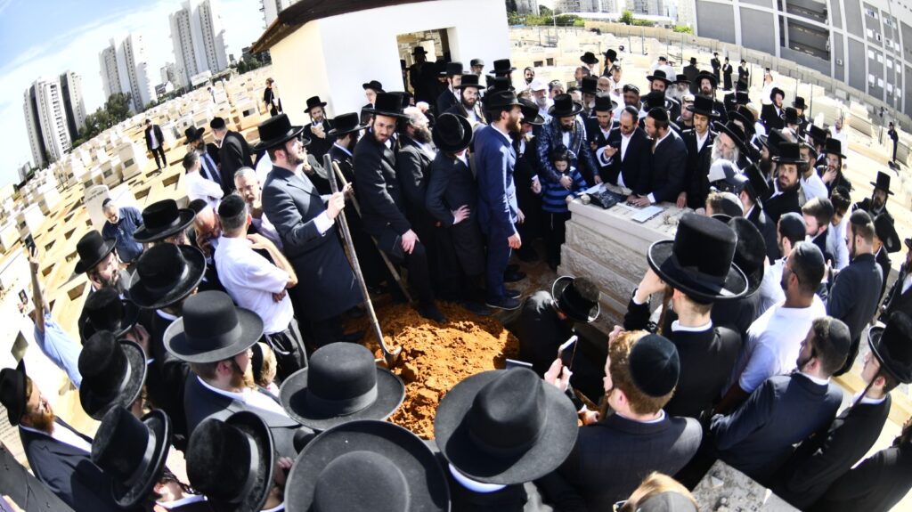 קדיש קורע לב: אלפים ליוו למנוחות את הרבנית ממעז'יבוז'