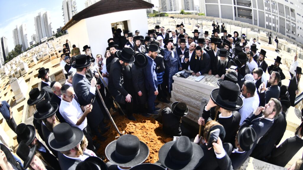 קדיש קורע לב: אלפים ליוו למנוחות את הרבנית ממעז'יבוז'