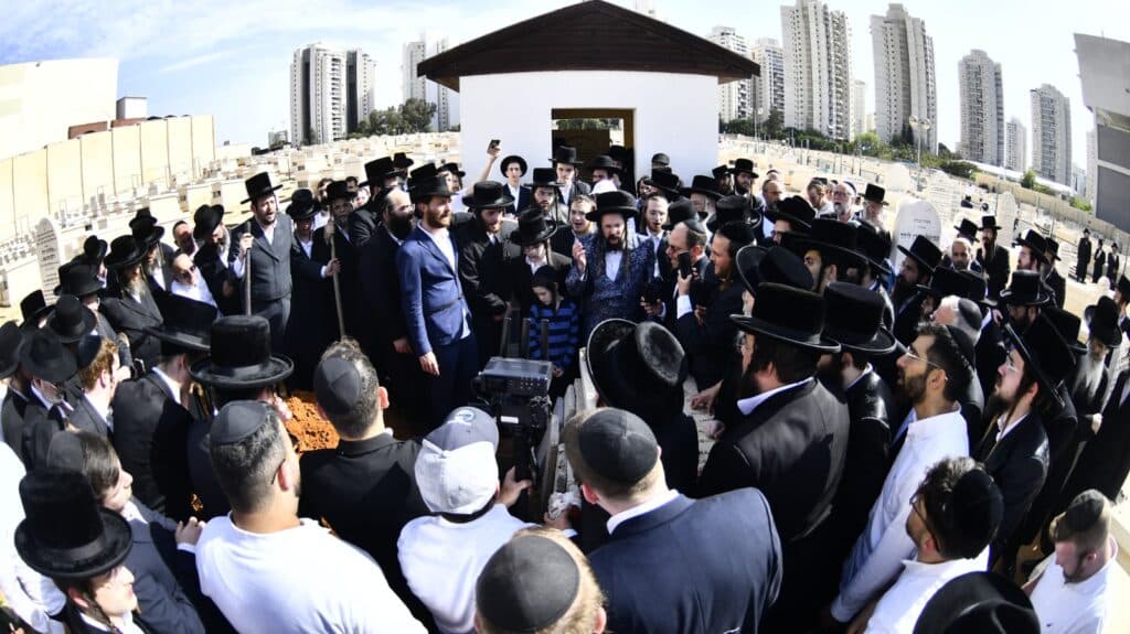 קדיש קורע לב: אלפים ליוו למנוחות את הרבנית ממעז'יבוז'