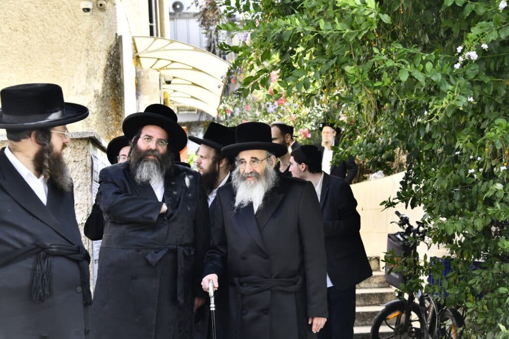 קדיש קורע לב: אלפים ליוו למנוחות את הרבנית ממעז'יבוז'