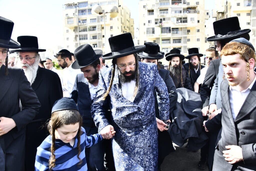קדיש קורע לב: אלפים ליוו למנוחות את הרבנית ממעז'יבוז'