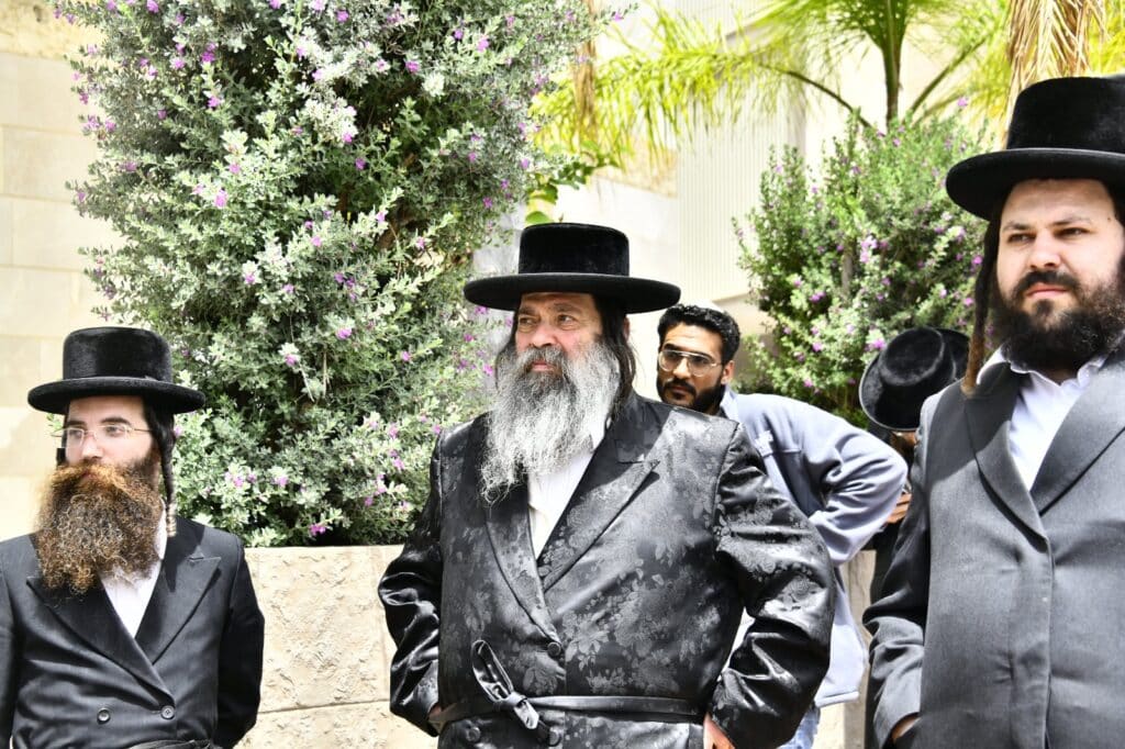 קדיש קורע לב: אלפים ליוו למנוחות את הרבנית ממעז'יבוז'