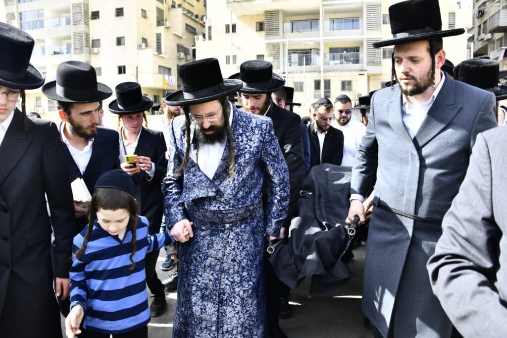 קדיש קורע לב: אלפים ליוו למנוחות את הרבנית ממעז'יבוז'