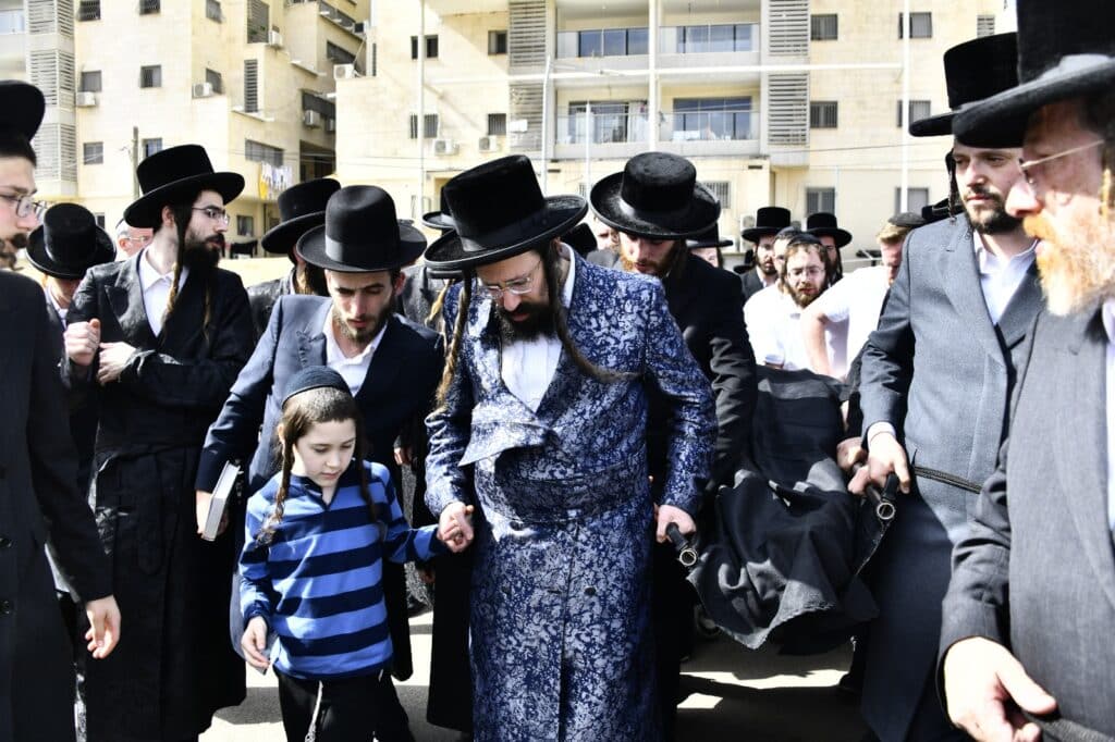 קדיש קורע לב: אלפים ליוו למנוחות את הרבנית ממעז'יבוז'
