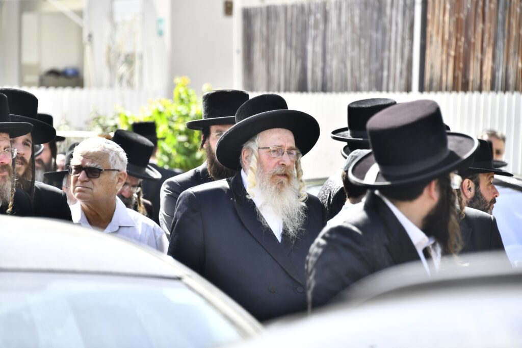 קדיש קורע לב: אלפים ליוו למנוחות את הרבנית ממעז'יבוז'