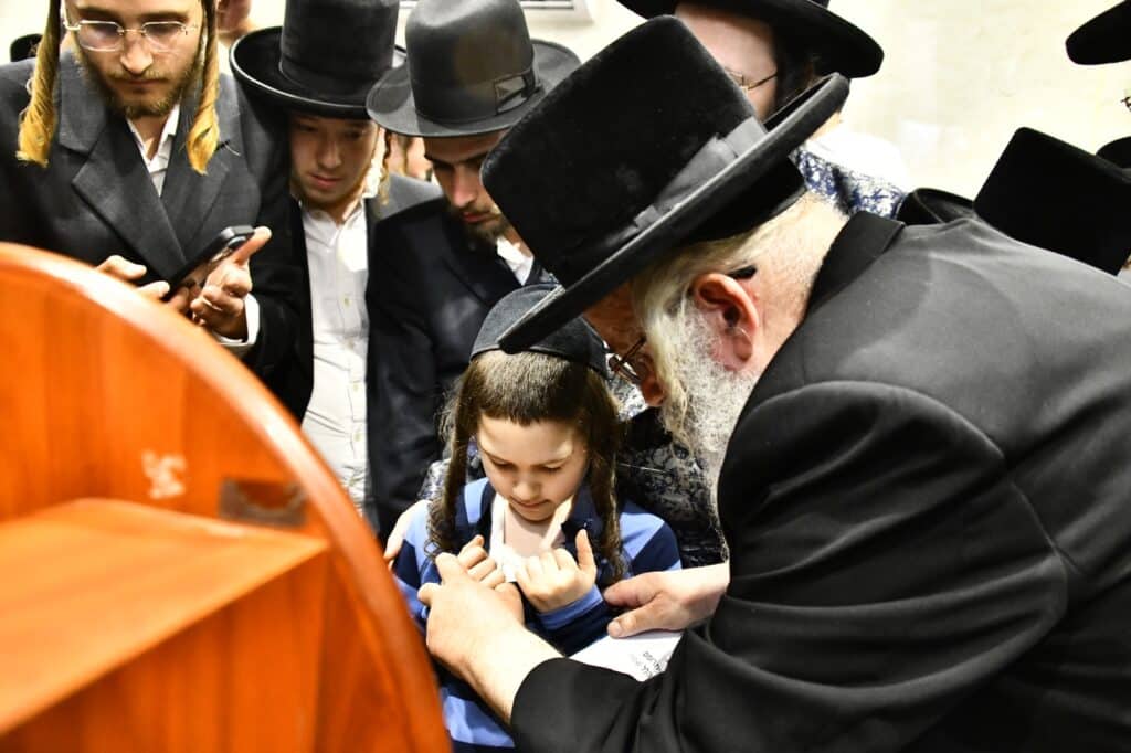 קדיש קורע לב: אלפים ליוו למנוחות את הרבנית ממעז'יבוז'