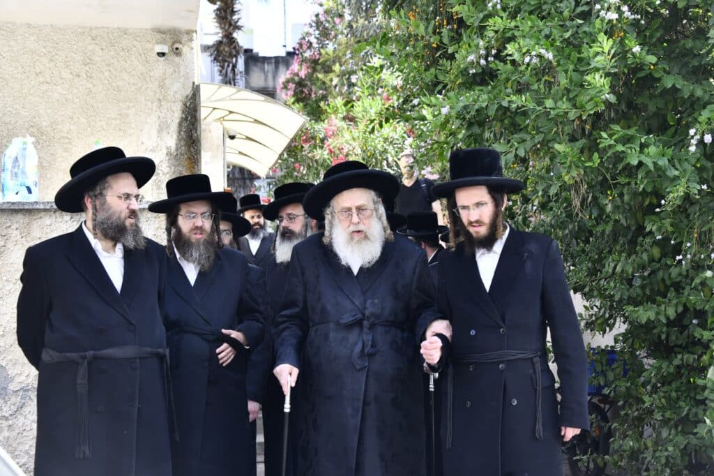 קדיש קורע לב: אלפים ליוו למנוחות את הרבנית ממעז'יבוז'