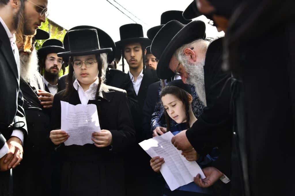 קדיש קורע לב: אלפים ליוו למנוחות את הרבנית ממעז'יבוז'