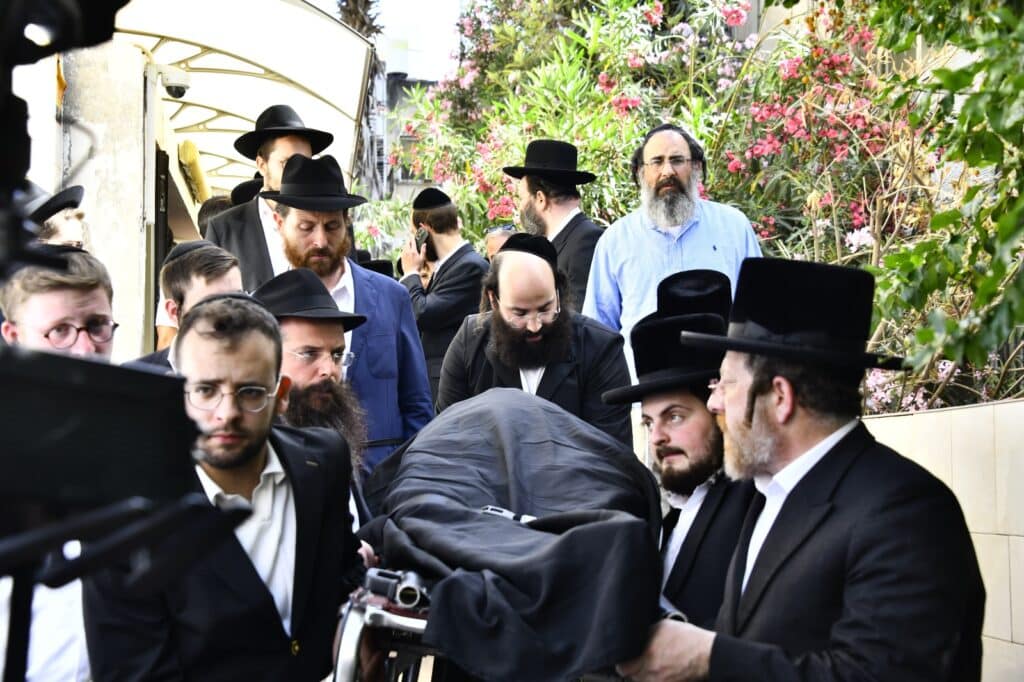 קדיש קורע לב: אלפים ליוו למנוחות את הרבנית ממעז'יבוז'