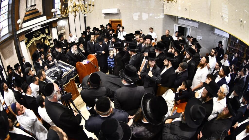 קדיש קורע לב: אלפים ליוו למנוחות את הרבנית ממעז'יבוז'