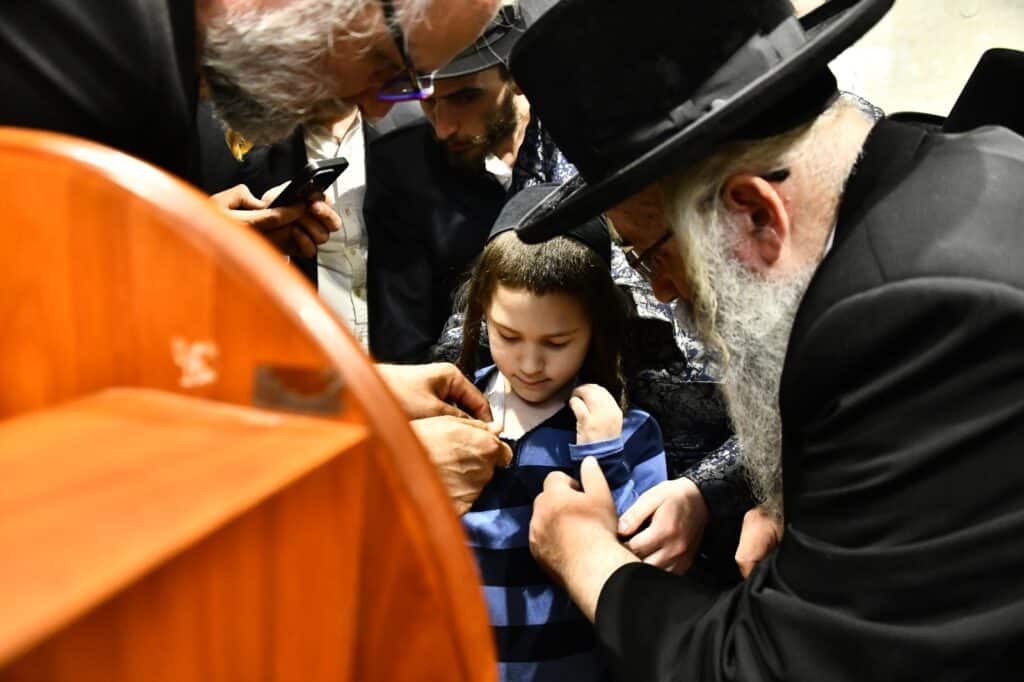 קדיש קורע לב: אלפים ליוו למנוחות את הרבנית ממעז'יבוז'