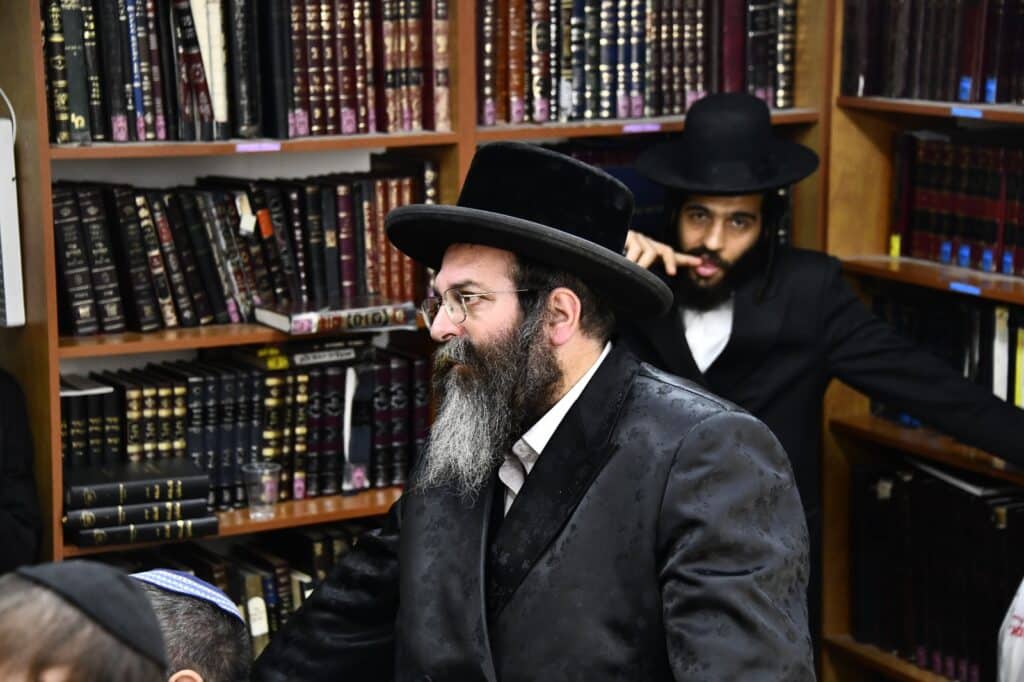 קדיש קורע לב: אלפים ליוו למנוחות את הרבנית ממעז'יבוז'