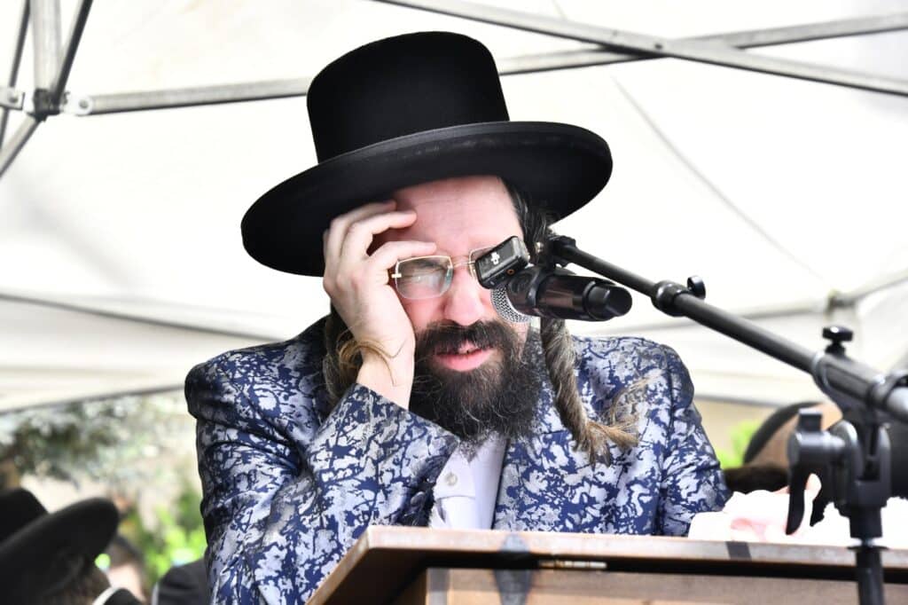 קדיש קורע לב: אלפים ליוו למנוחות את הרבנית ממעז'יבוז'