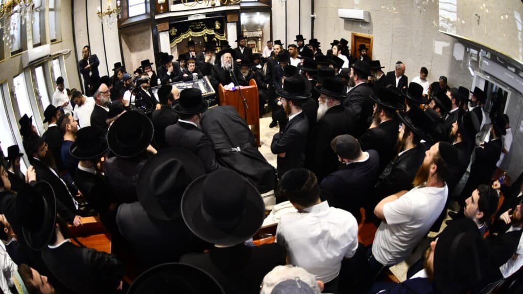 קדיש קורע לב: אלפים ליוו למנוחות את הרבנית ממעז'יבוז'