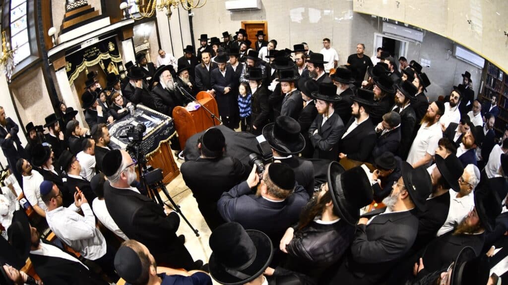 קדיש קורע לב: אלפים ליוו למנוחות את הרבנית ממעז'יבוז'