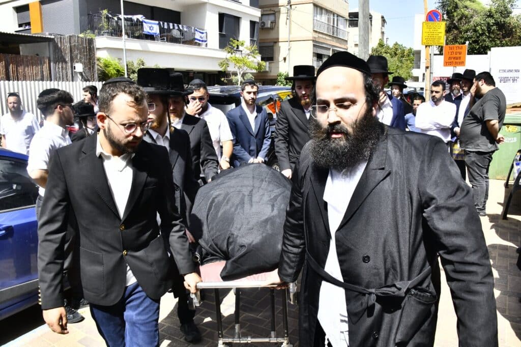קדיש קורע לב: אלפים ליוו למנוחות את הרבנית ממעז'יבוז'
