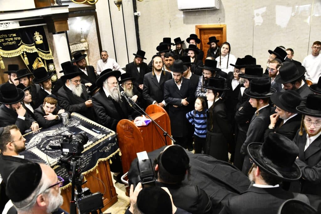 קדיש קורע לב: אלפים ליוו למנוחות את הרבנית ממעז'יבוז'