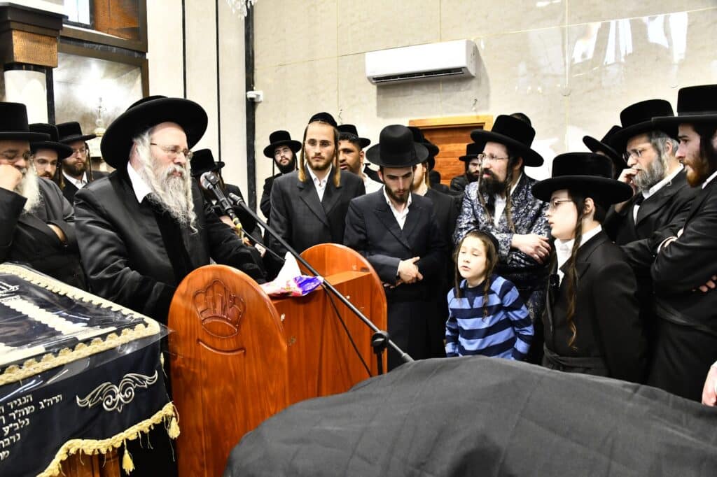 קדיש קורע לב: אלפים ליוו למנוחות את הרבנית ממעז'יבוז'