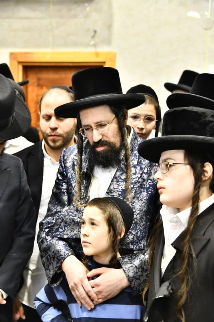 קדיש קורע לב: אלפים ליוו למנוחות את הרבנית ממעז'יבוז'
