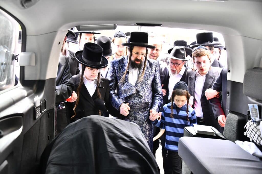 קדיש קורע לב: אלפים ליוו למנוחות את הרבנית ממעז'יבוז'