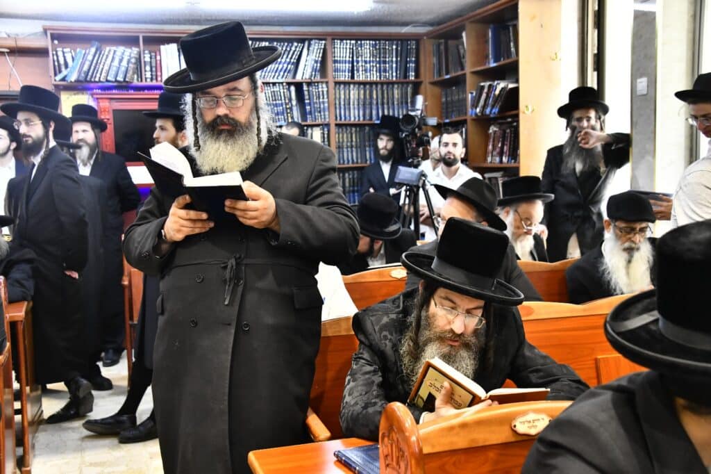 קדיש קורע לב: אלפים ליוו למנוחות את הרבנית ממעז'יבוז'