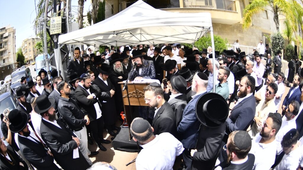 קדיש קורע לב: אלפים ליוו למנוחות את הרבנית ממעז'יבוז'
