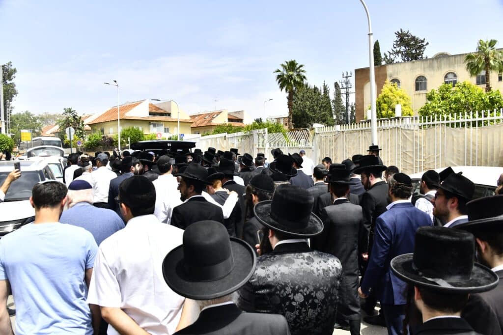 קדיש קורע לב: אלפים ליוו למנוחות את הרבנית ממעז'יבוז'