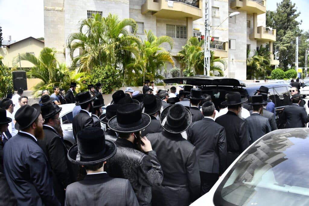 קדיש קורע לב: אלפים ליוו למנוחות את הרבנית ממעז'יבוז'