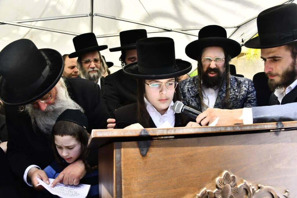 קדיש קורע לב: אלפים ליוו למנוחות את הרבנית ממעז'יבוז'
