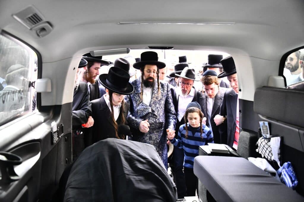 קדיש קורע לב: אלפים ליוו למנוחות את הרבנית ממעז'יבוז'