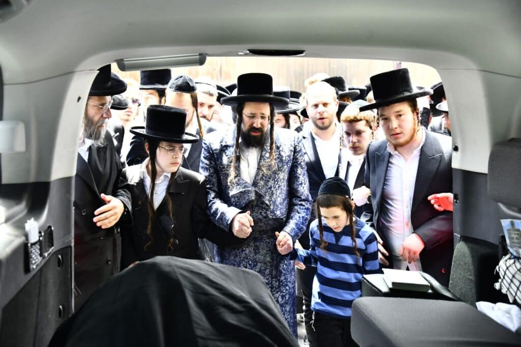 קדיש קורע לב: אלפים ליוו למנוחות את הרבנית ממעז'יבוז'