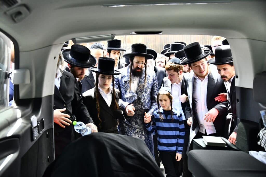 קדיש קורע לב: אלפים ליוו למנוחות את הרבנית ממעז'יבוז'