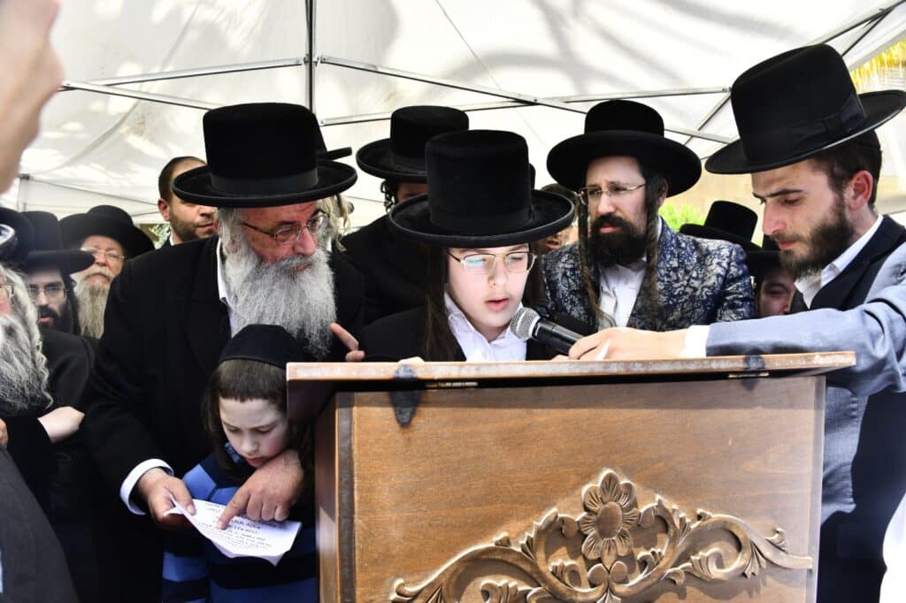 קדיש קורע לב: אלפים ליוו למנוחות את הרבנית ממעז'יבוז'