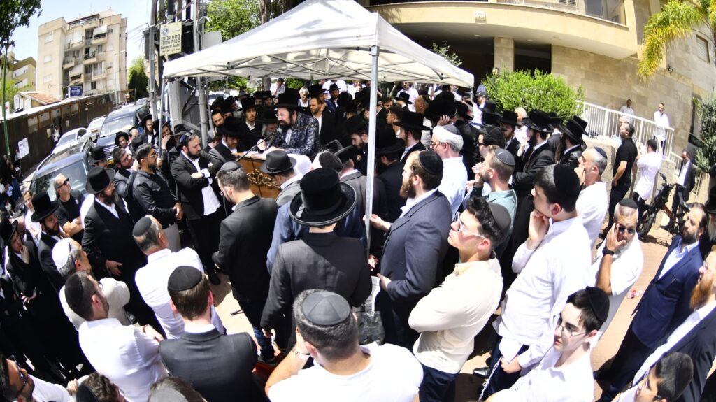 קדיש קורע לב: אלפים ליוו למנוחות את הרבנית ממעז'יבוז'