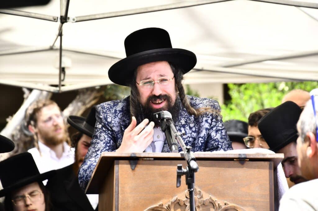 קדיש קורע לב: אלפים ליוו למנוחות את הרבנית ממעז'יבוז'