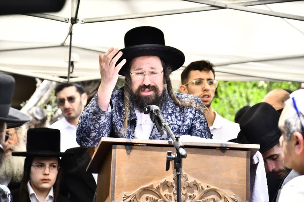 קדיש קורע לב: אלפים ליוו למנוחות את הרבנית ממעז'יבוז'