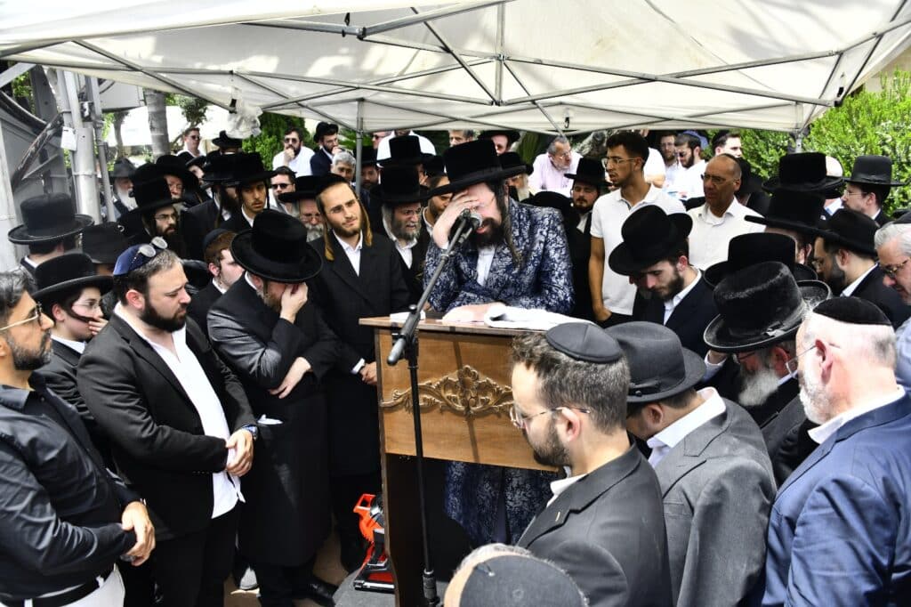 קדיש קורע לב: אלפים ליוו למנוחות את הרבנית ממעז'יבוז'