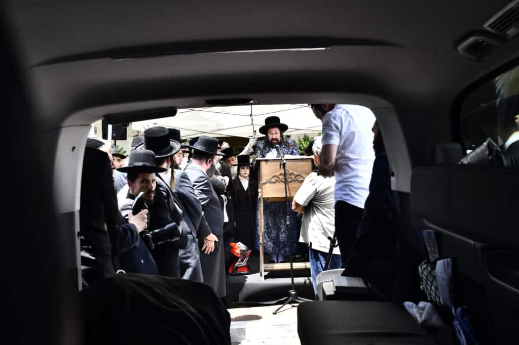 קדיש קורע לב: אלפים ליוו למנוחות את הרבנית ממעז'יבוז'