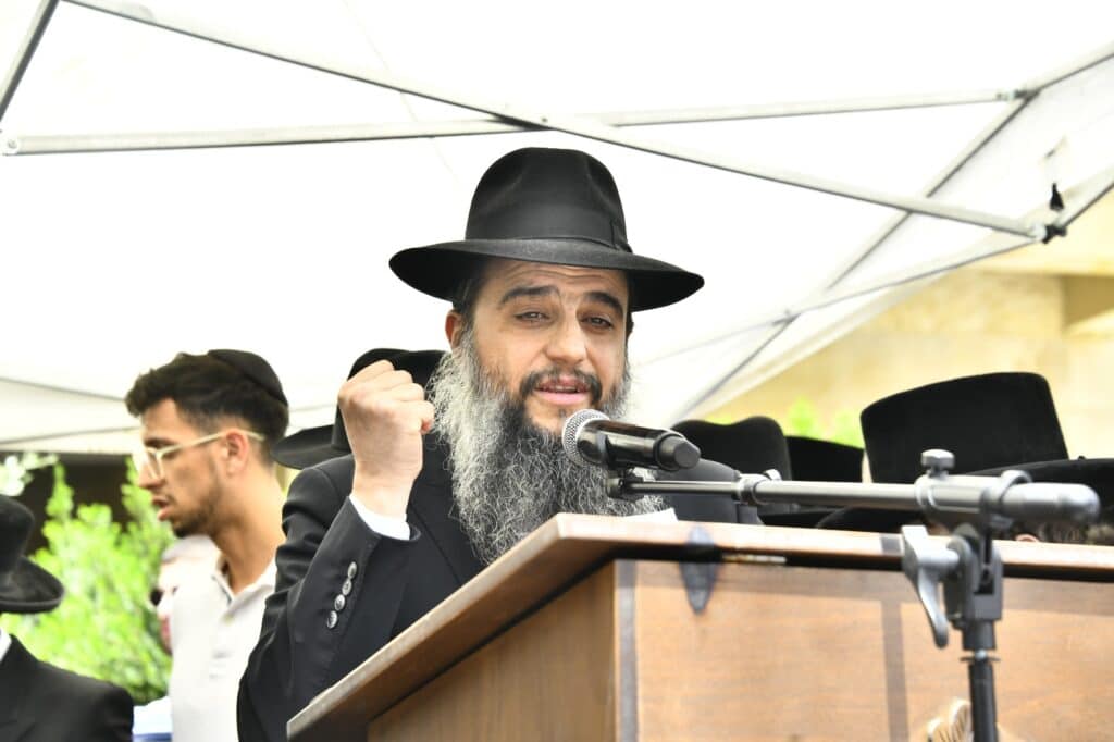 קדיש קורע לב: אלפים ליוו למנוחות את הרבנית ממעז'יבוז'