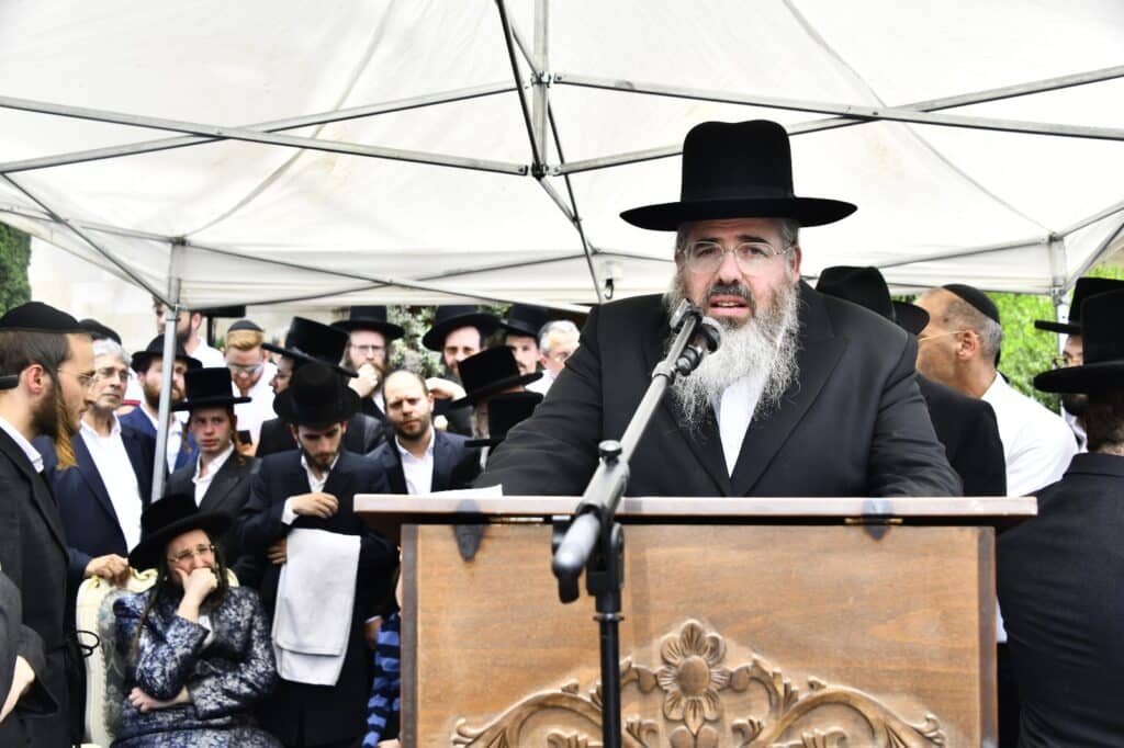 קדיש קורע לב: אלפים ליוו למנוחות את הרבנית ממעז'יבוז'